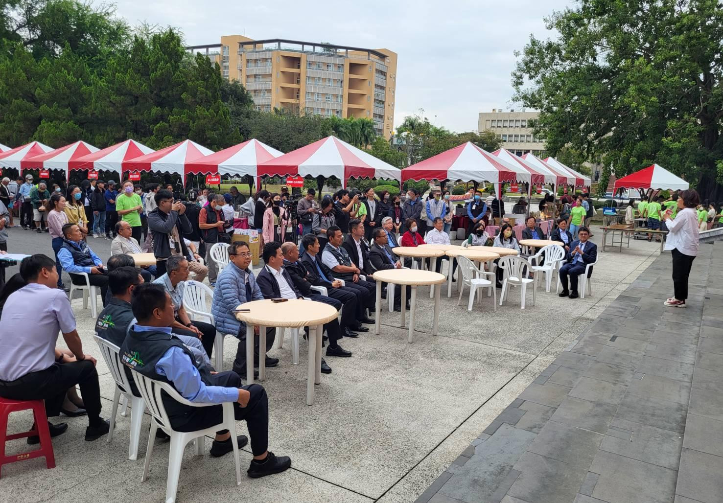 嘉大校友農會總幹事回娘家　國產黑豆新品喜分享